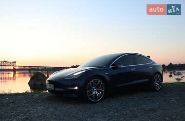 Седан Tesla Model 3 2019 в Киеве