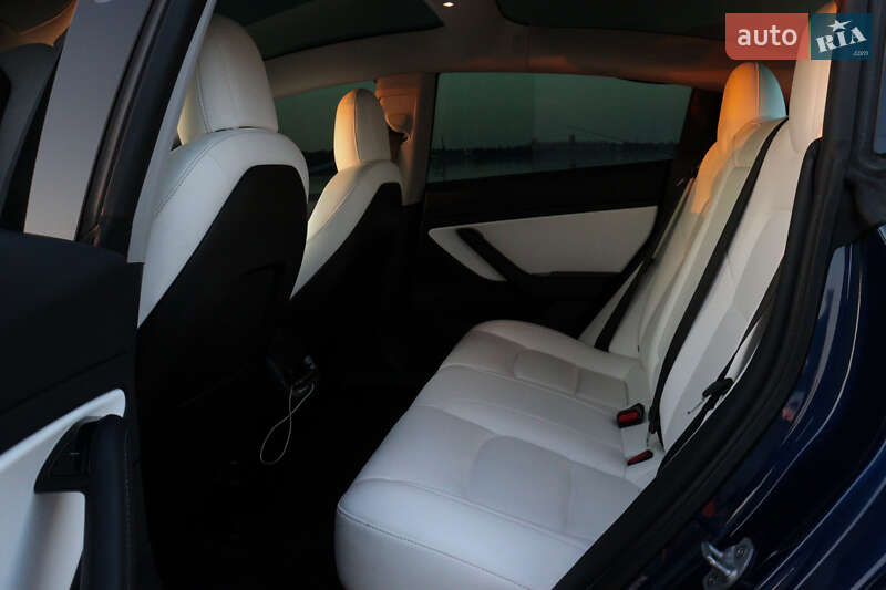 Седан Tesla Model 3 2019 в Киеве