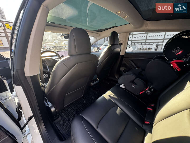Седан Tesla Model 3 2019 в Киеве