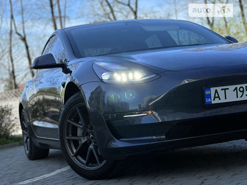 Седан Tesla Model 3 2022 в Івано-Франківську