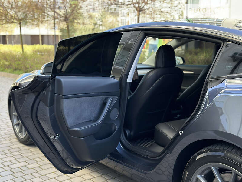 Седан Tesla Model 3 2022 в Івано-Франківську