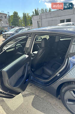 Седан Tesla Model 3 2022 в 