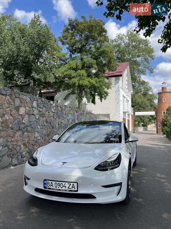 Седан Tesla Model 3 2022 в Кропивницком