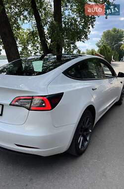 Седан Tesla Model 3 2022 в 