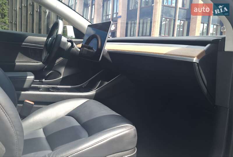 Седан Tesla Model 3 2020 в Кривому Розі