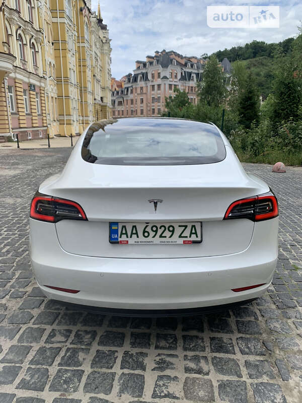 Седан Tesla Model 3 2021 в Киеве