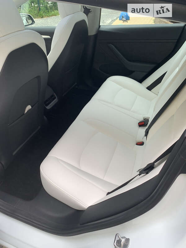 Седан Tesla Model 3 2021 в Киеве