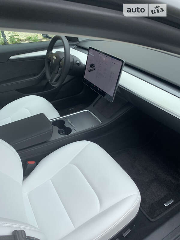 Седан Tesla Model 3 2021 в Киеве