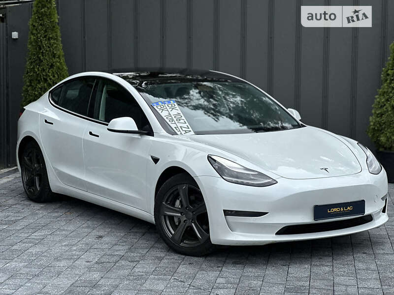 Седан Tesla Model 3 2020 в Дубні