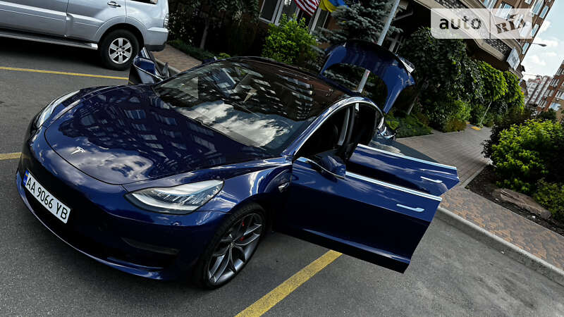 Седан Tesla Model 3 2018 в Киеве