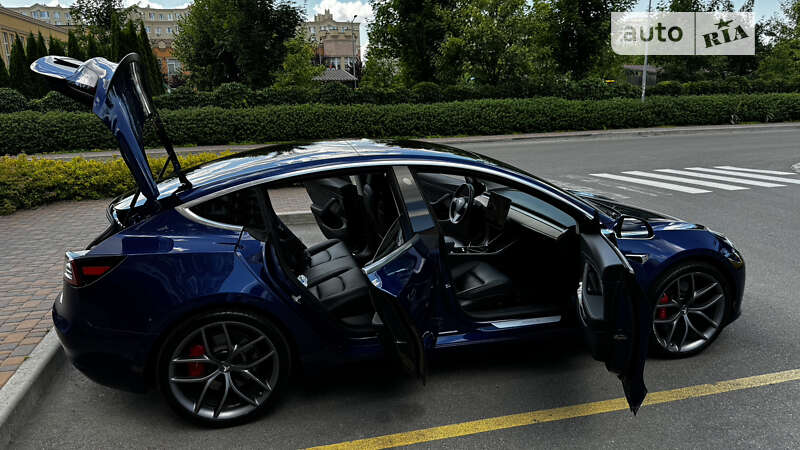 Седан Tesla Model 3 2018 в Киеве