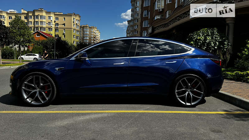 Седан Tesla Model 3 2018 в Киеве