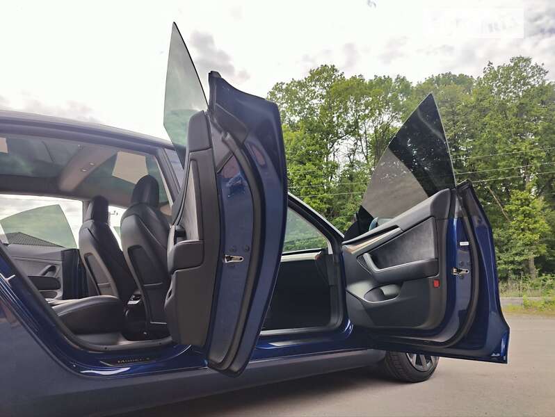 Седан Tesla Model 3 2022 в Виннице