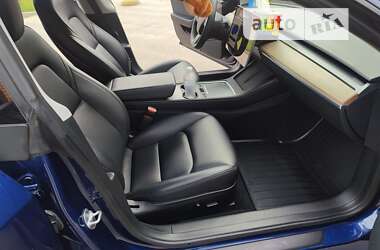 Седан Tesla Model 3 2022 в 