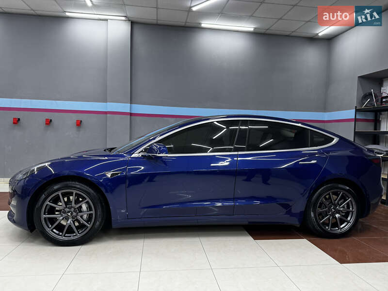 Седан Tesla Model 3 2018 в Ужгороді