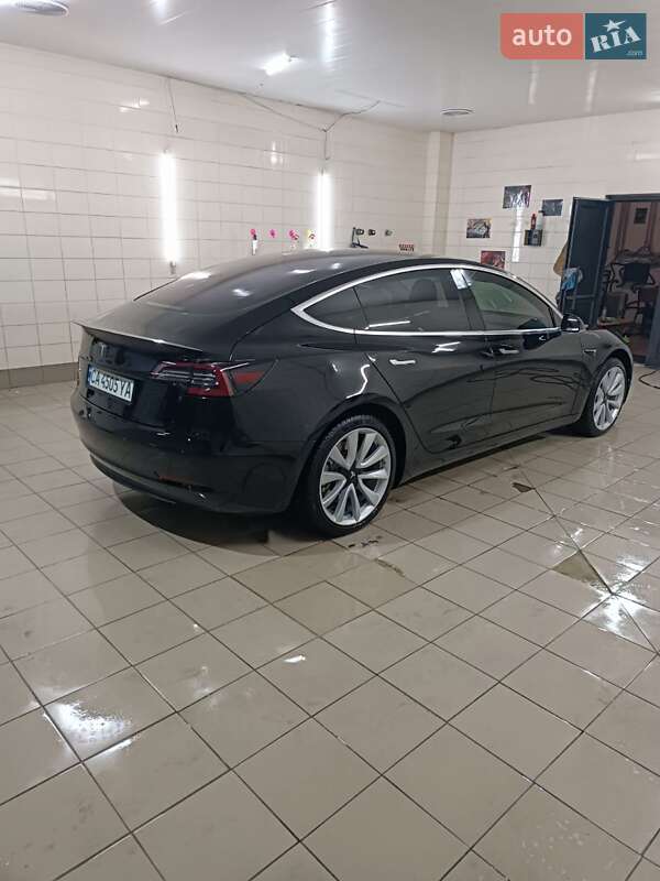 Седан Tesla Model 3 2018 в Умани