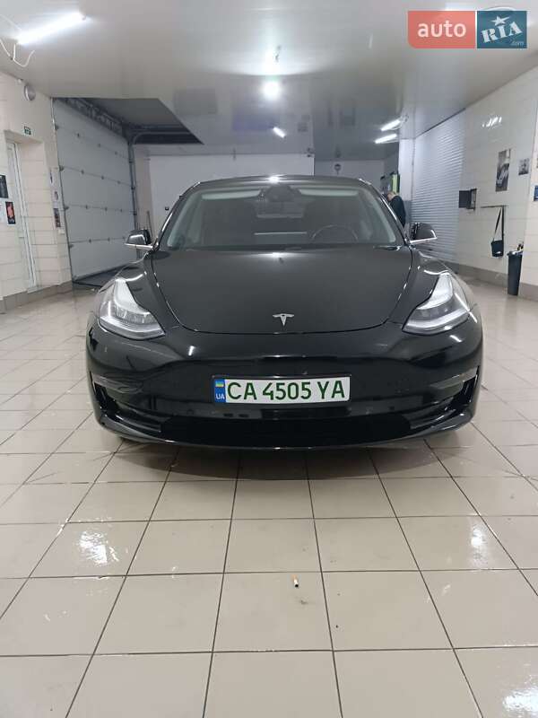 Седан Tesla Model 3 2018 в Умани