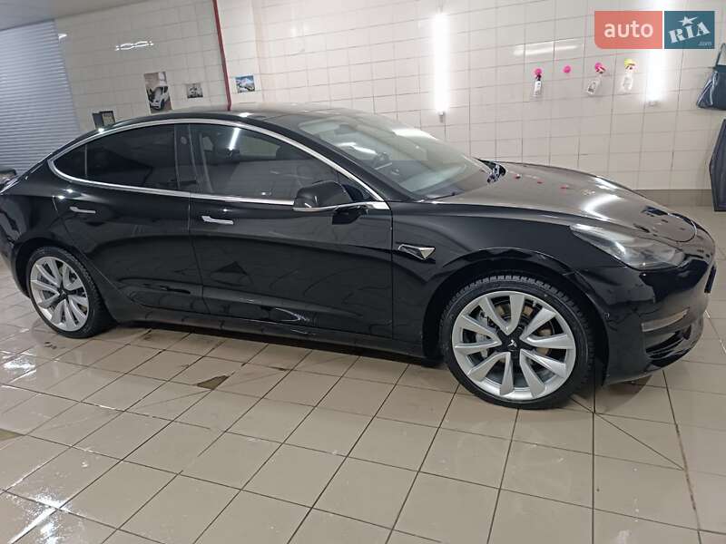 Седан Tesla Model 3 2018 в Умани