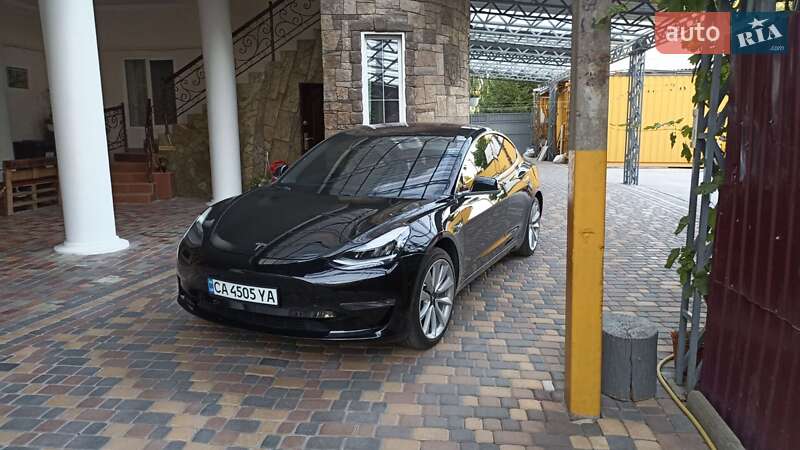 Седан Tesla Model 3 2018 в Умані