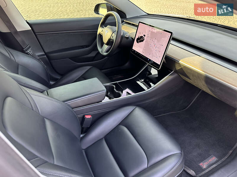 Седан Tesla Model 3 2019 в Одесі