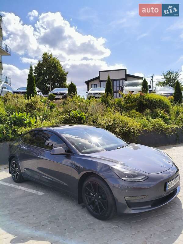 Седан Tesla Model 3 2022 в Почаеве