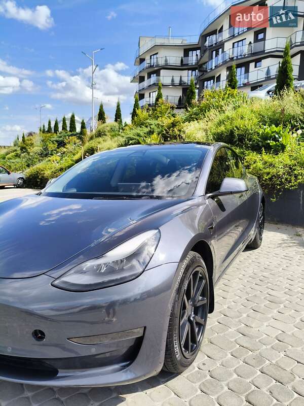 Седан Tesla Model 3 2022 в 