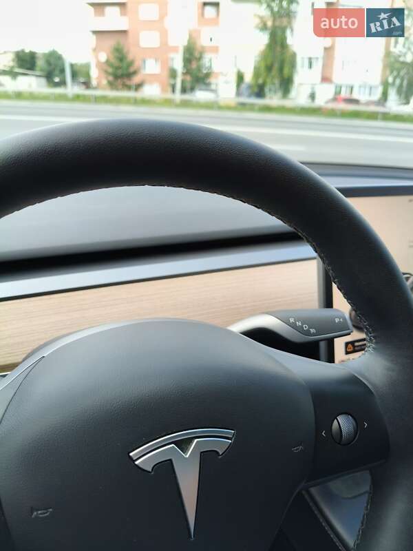 Седан Tesla Model 3 2022 в Почаеве