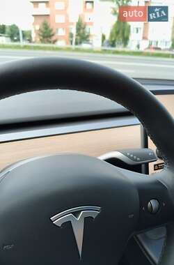 Седан Tesla Model 3 2022 в 