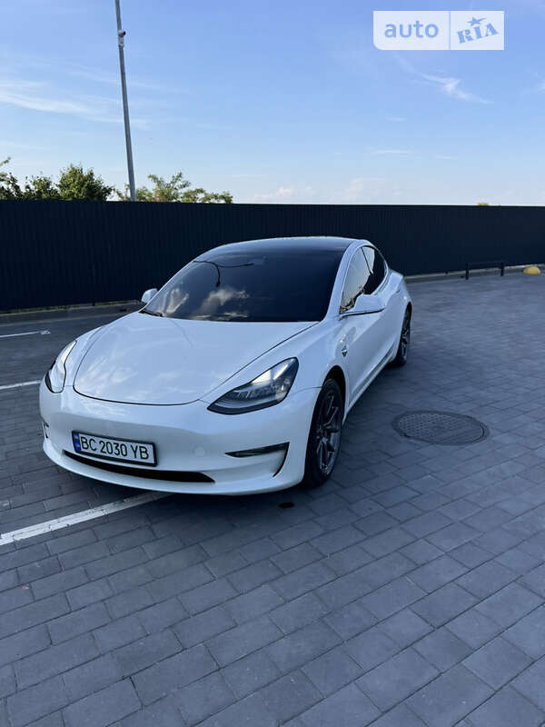 Седан Tesla Model 3 2020 в Шептицькому