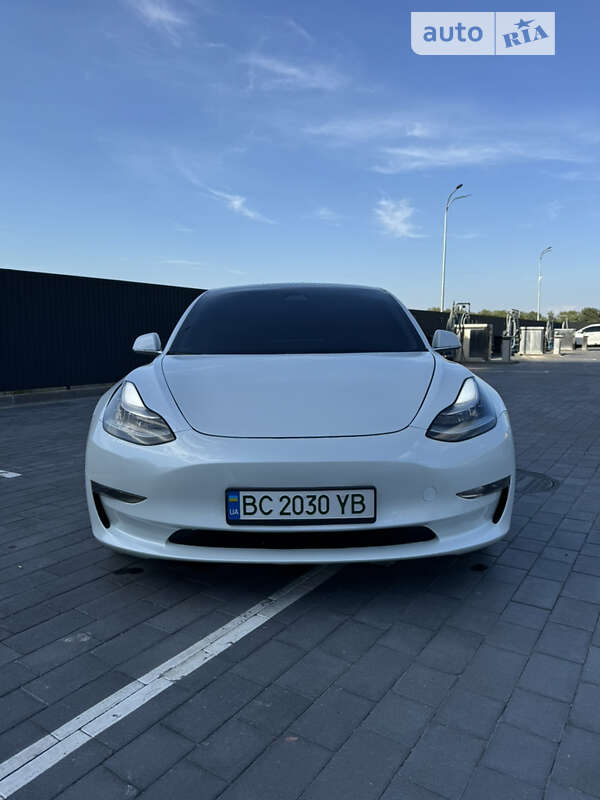 Седан Tesla Model 3 2020 в Шептицькому