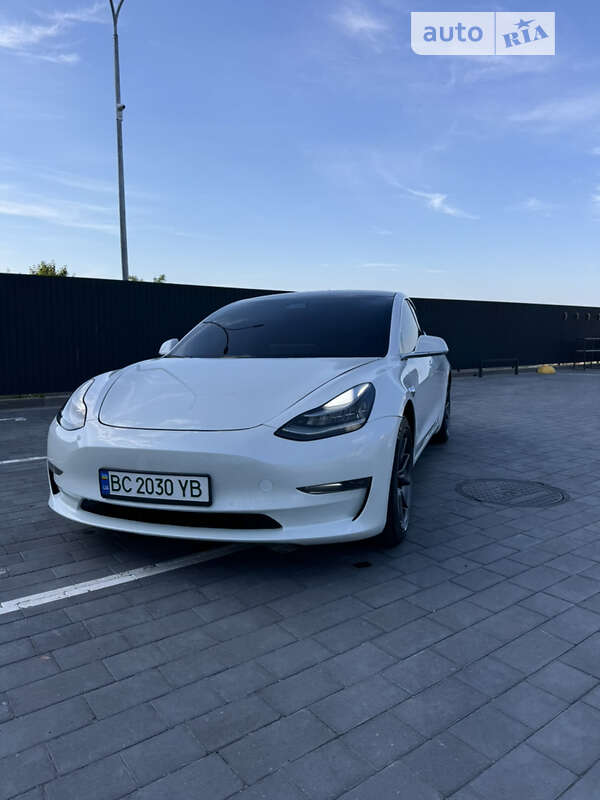 Седан Tesla Model 3 2020 в Шептицькому