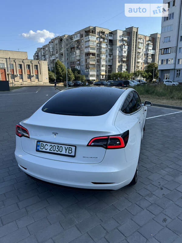 Седан Tesla Model 3 2020 в Шептицькому