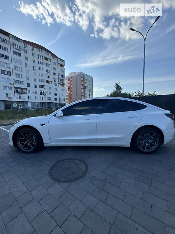 Седан Tesla Model 3 2020 в Шептицькому