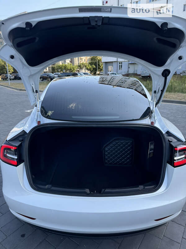 Седан Tesla Model 3 2020 в Шептицькому