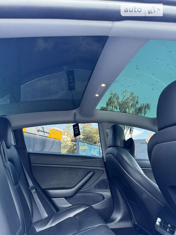 Седан Tesla Model 3 2020 в Шептицькому