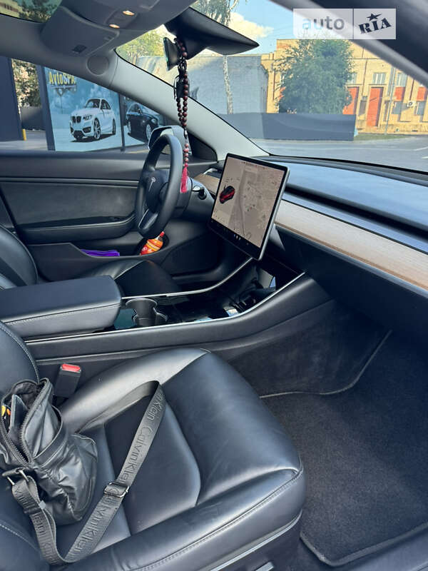Седан Tesla Model 3 2020 в Шептицькому