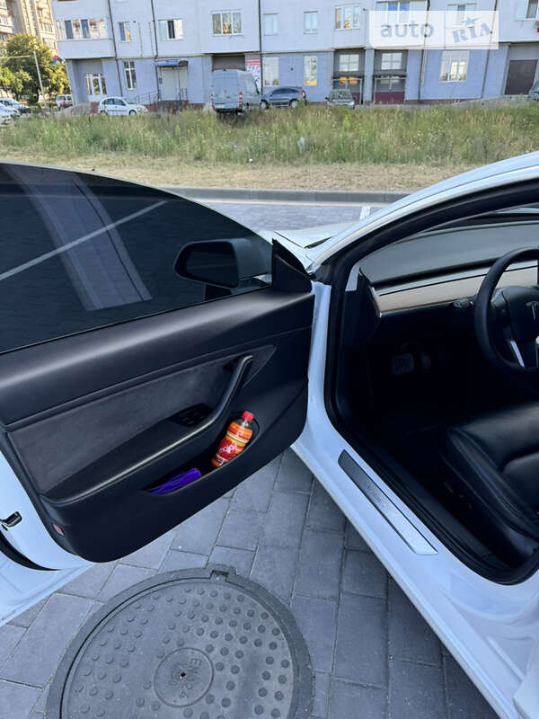 Седан Tesla Model 3 2020 в Шептицькому