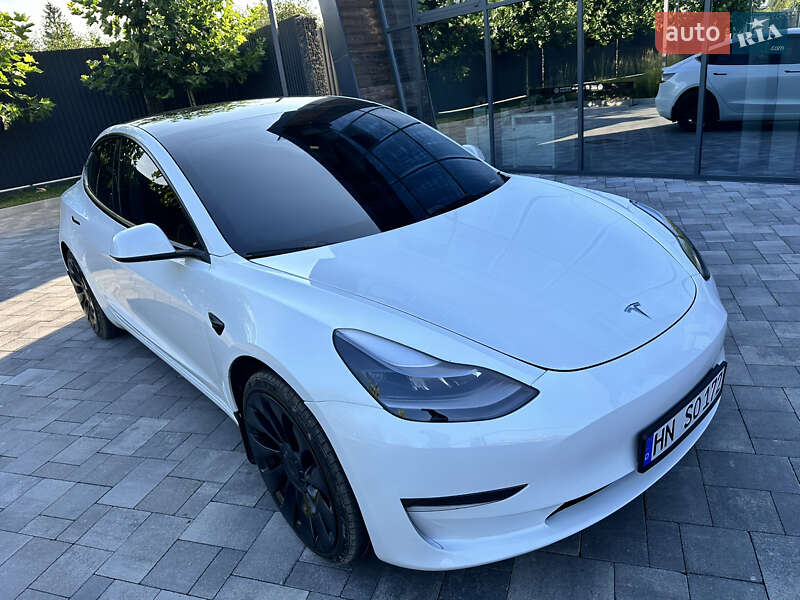 Седан Tesla Model 3 2023 в 
