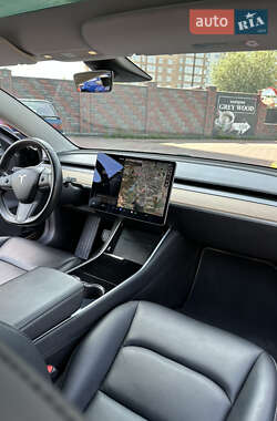 Седан Tesla Model 3 2018 в Ровно