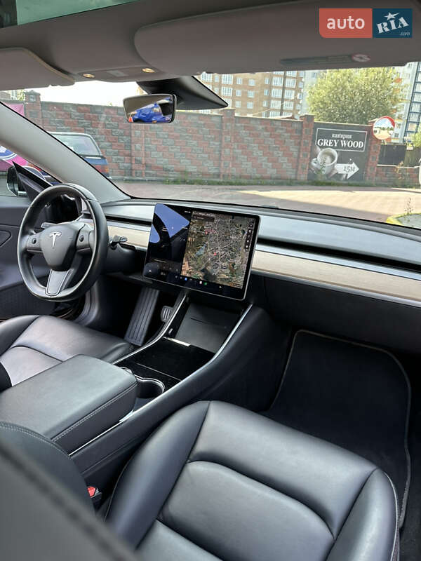 Седан Tesla Model 3 2018 в Ровно