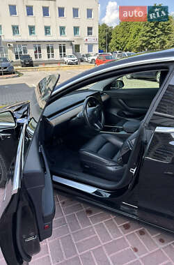 Седан Tesla Model 3 2018 в Ровно