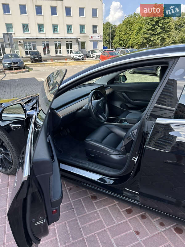 Седан Tesla Model 3 2018 в Ровно