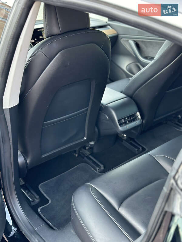 Седан Tesla Model 3 2018 в Ровно
