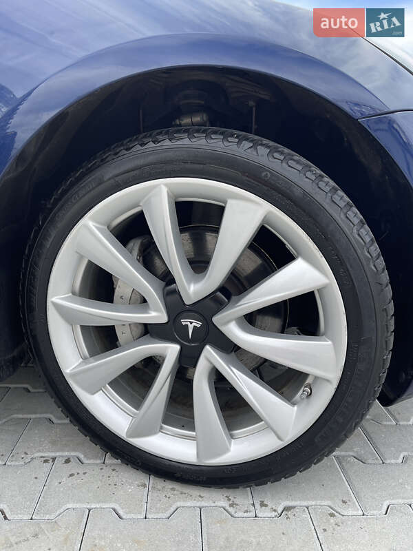 Седан Tesla Model 3 2018 в Львові