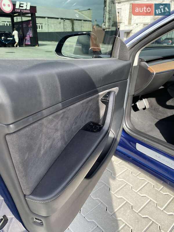 Седан Tesla Model 3 2018 в Львові
