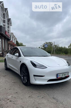 Седан Tesla Model 3 2023 в Умані