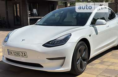 Седан Tesla Model 3 2019 в Ровно