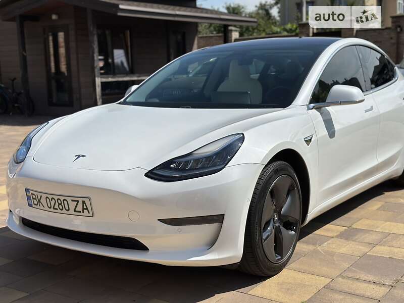 Седан Tesla Model 3 2019 в Рівному