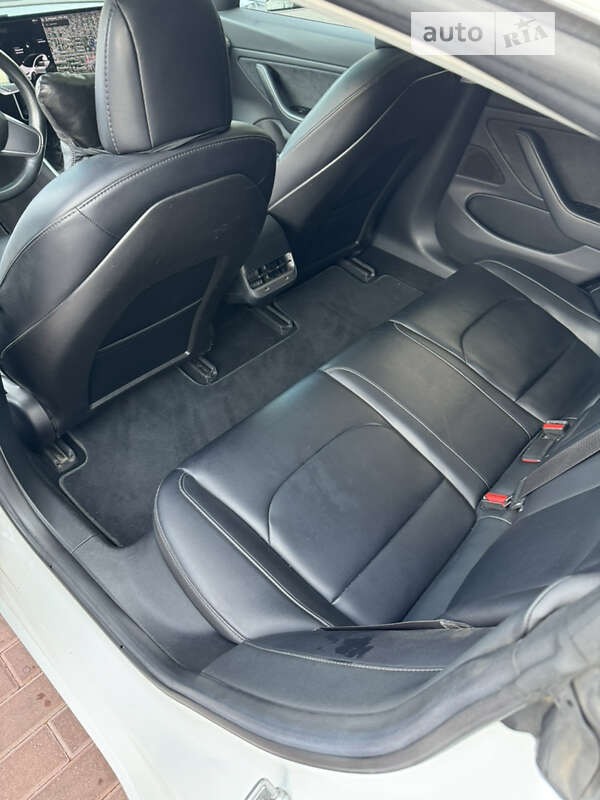 Седан Tesla Model 3 2018 в Черкасах