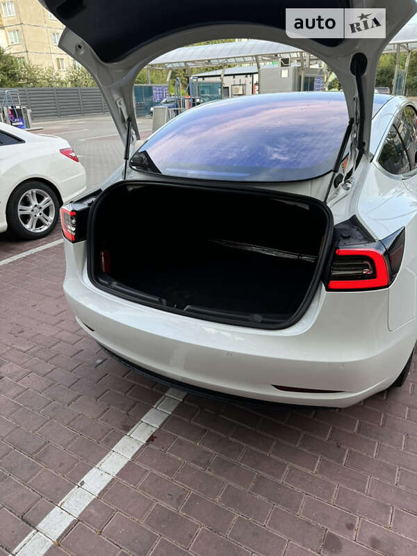 Седан Tesla Model 3 2018 в Черкасах